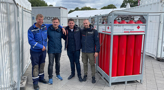 Team der Rheingas neben einer Anlage zur Verwendung von Wasserstoff auf Reeperbahn Festival.