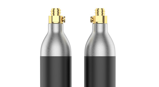 Zwei Kohlenstoffdioxid-Zylinder für Wassersprudler nebeneinander.