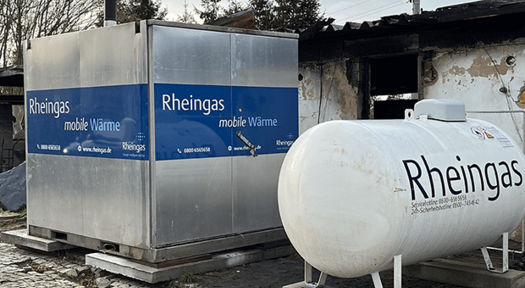 Mobile Heizzentrale von Rheingas als Ersatzversorgung nach einem Gebäudebrand.