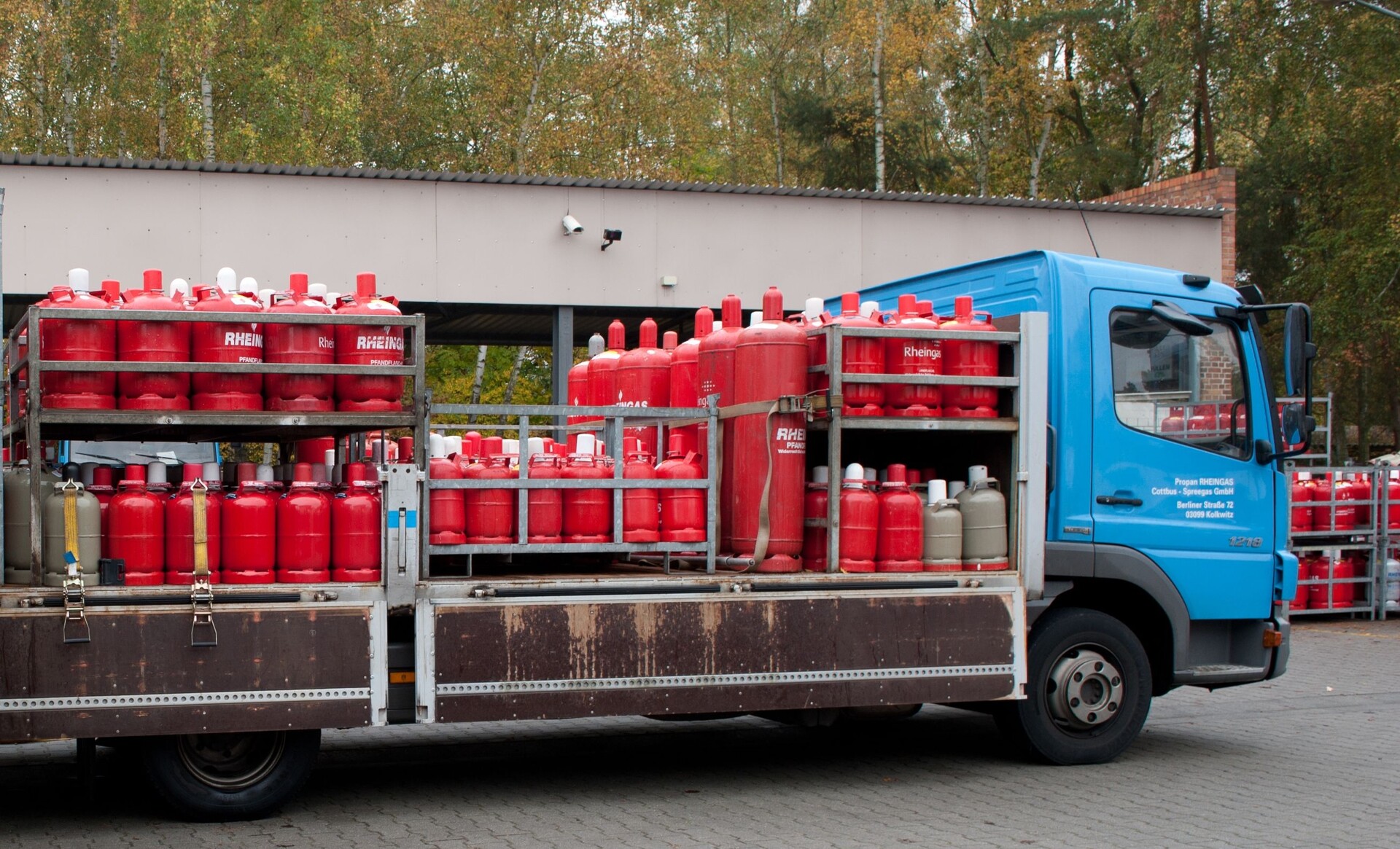 Sicherer Transport roter 33 kg Gasflaschen von Rheingas auf einem LKW.