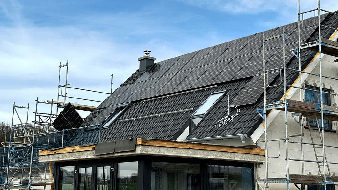 Aufbau einer Solaranlage durch Rheingas-Monteure.