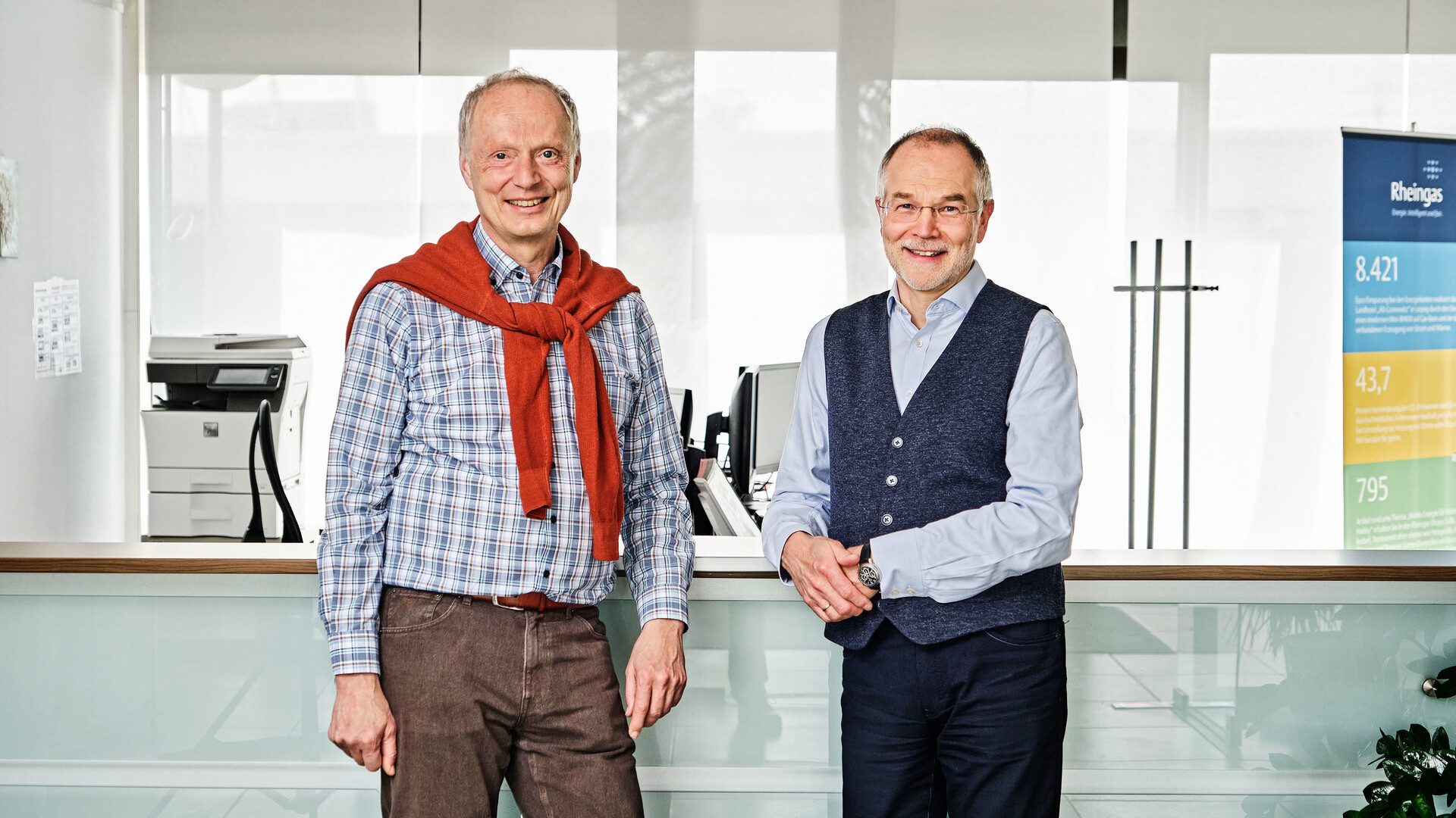 Geschäftsführer Uwe Thomsen und Hubert Peters stehen am Empfang des Eingangsbereichs des Firmensitz in Brühl.