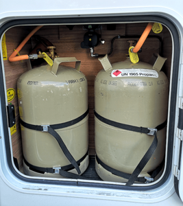 Zwei Gas-Eigentumsflaschen im Flaschenaufstellraum eines Wohnmobils.