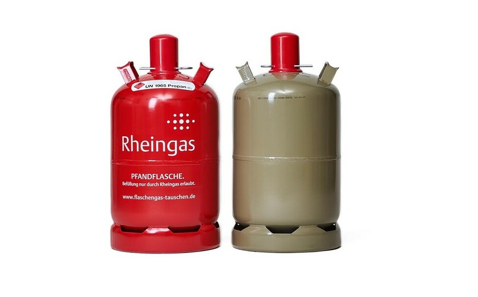 Rote Rheingas 11 kg Pfandflasche und graue Eigentumsflasche gefüllt mit Propan Gas.