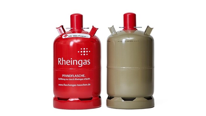 Rote Rheingas 19 kg Pfandflasche und graue Eigentumsflasche mit Propan gefüllt.