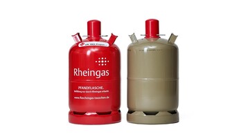Rote Rheingas 11 kg Pfandflasche und graue Eigentumsflasche gefüllt mit Propan Gas.
