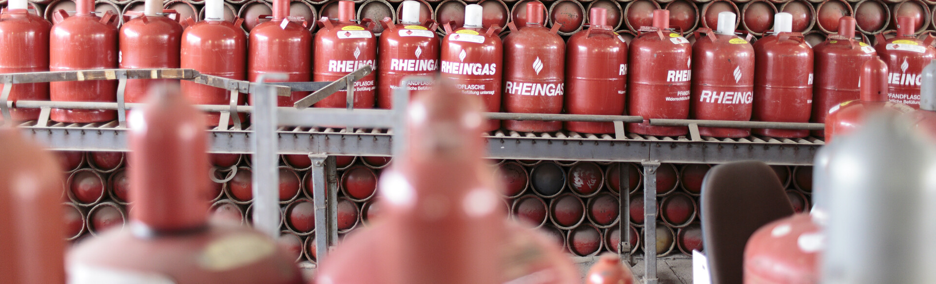Rote Rheingas Gasflaschen in der Abfüllhalle.