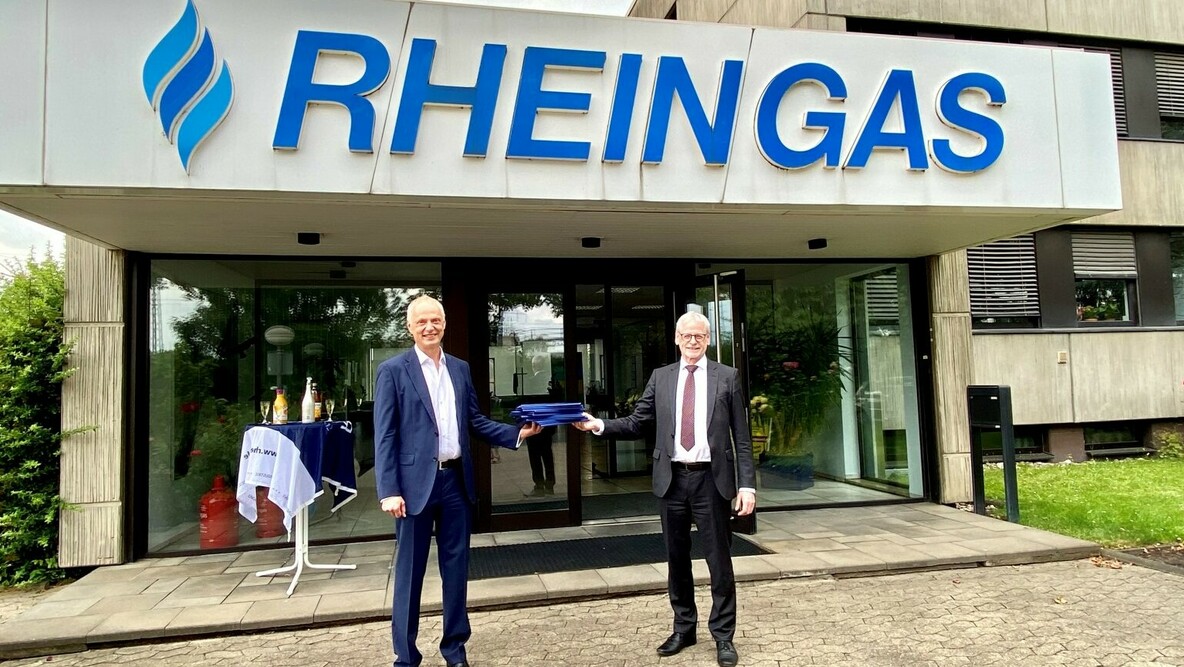 Uwe Thomsen und Dieter Freytag vor dem Rheingas Gebäude.