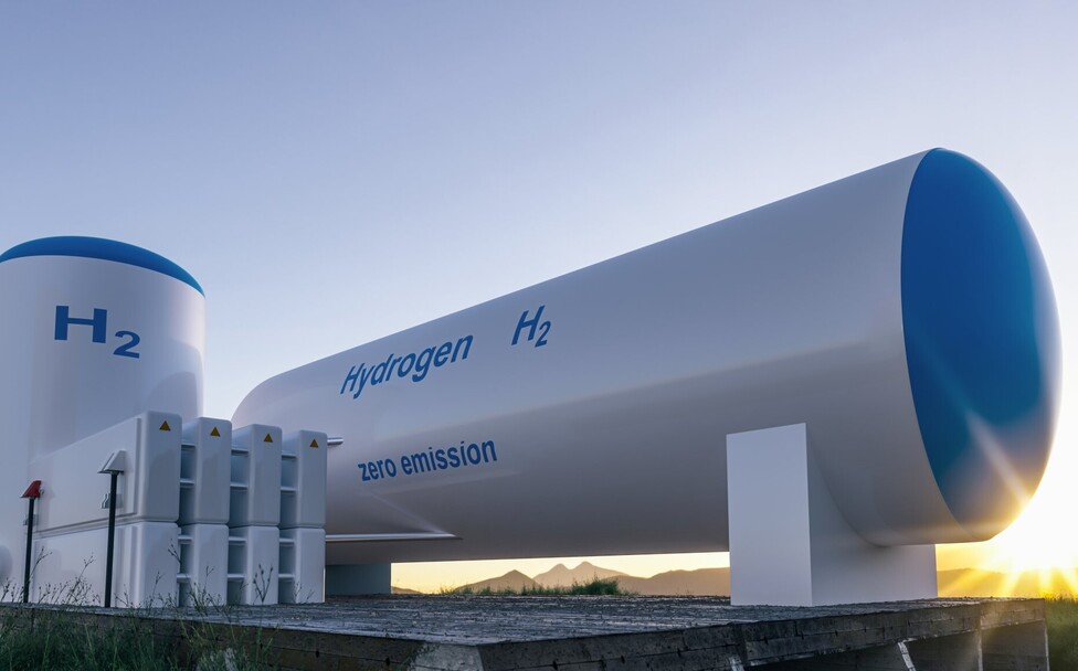 Wasserstoffgas kaufen indem aus diesem großen Wasserstofftank abgefüllt wird zum Weitertransport.