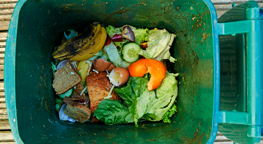 Mülltonne mit Abfall für die Herstellung von Biogas als alternative Energiequelle.