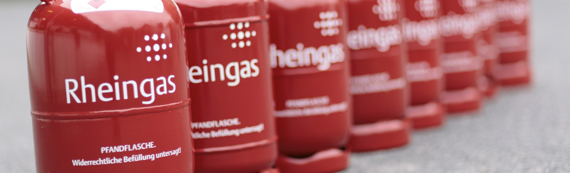 Rote 11 kg Gasflaschen von Rheingas als Pfandflaschen.