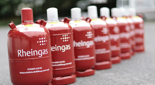 Rote 11 kg Gasflaschen von Rheingas als Pfandflaschen.