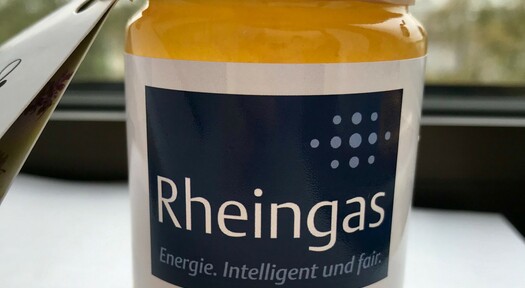 Ein gefülltes Glas selbstgemachter Rheingas Honig.