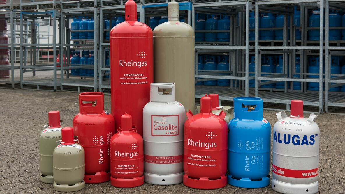 Gruppenbild aller Gasflaschen-Größen von Rheingas: Von grauen Eigentumsflaschen, über rote Rheingas-Pfandflaschen bis Staplergas.
