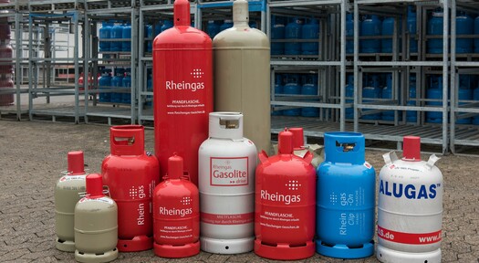 Gruppenbild aller Gasflaschen-Größen von Rheingas: Von grauen Eigentumsflaschen, über rote Rheingas-Pfandflaschen bis Staplergas.