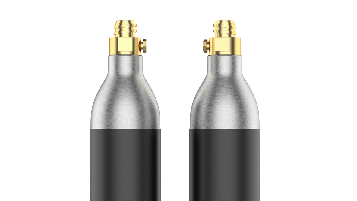 Zwei Kohlenstoffdioxid-Zylinder für Wassersprudler nebeneinander.