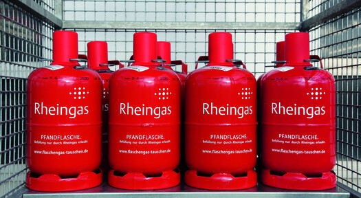 Rote Gasflaschen von Rheingas im Lagerkäfig