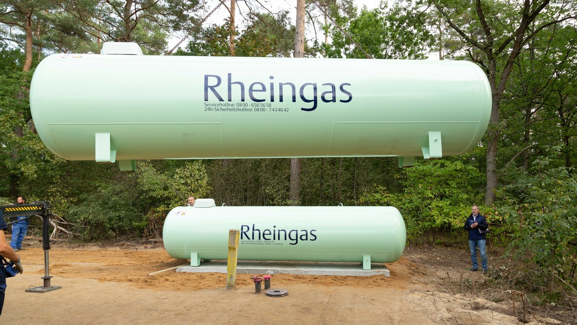 Die zwei Rheingas Flüssiggas Tanks für die Tankinstallation des Autohofs Grabow.