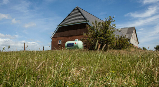Ein Haus im ländlichen Raum mit einem Rheingas Flüssiggastank.