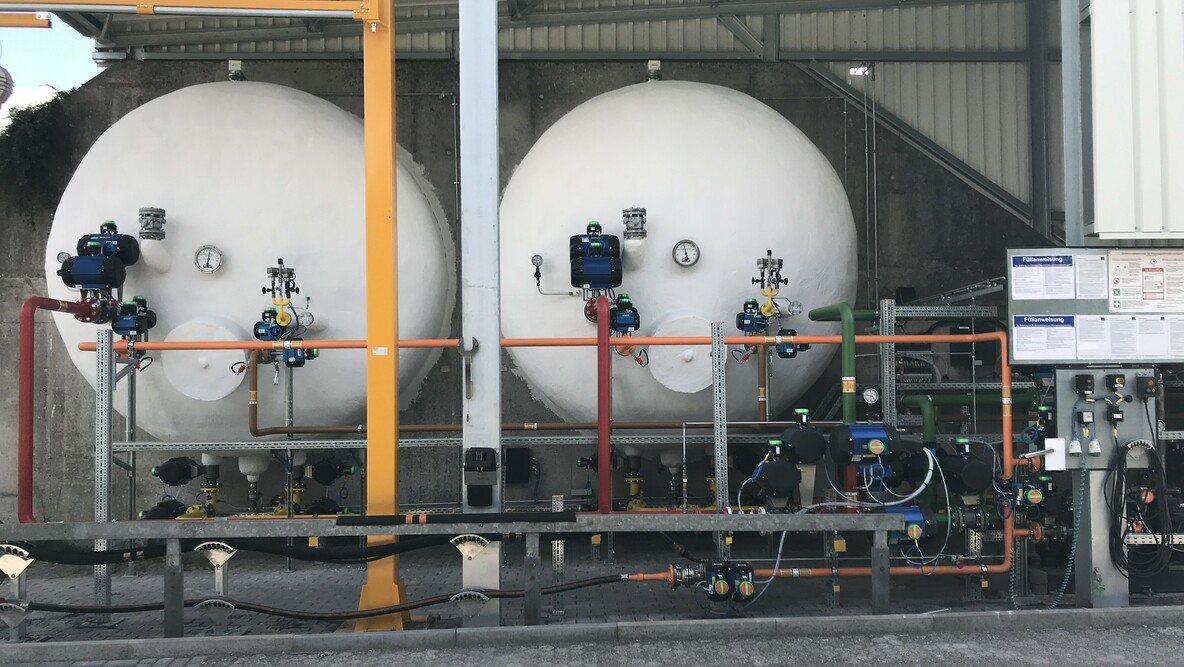 Zwei Tanks im Tanklager in Wesel nach Umbau