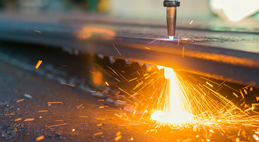 Brennschneider beim trennen einer Stahlplatte.