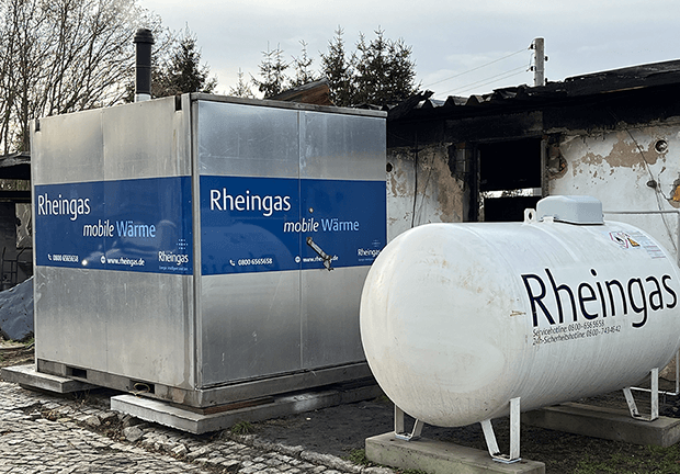 Mobile Heizzentrale von Rheingas als Ersatzversorgung nach einem Gebäudebrand.