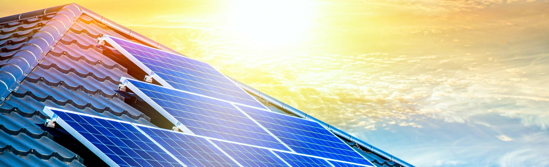 Eine fertig installierte Photovoltaikanlage auf dem Dach eines Kunden, welche Ökostrom erzeugt.
