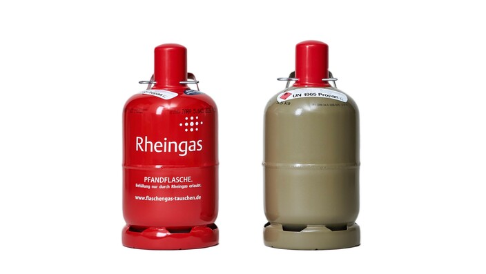 Rote Rheingas 5kg Gasflasche und graue Eigentumsflasche mit Propan Gas gefüllt.