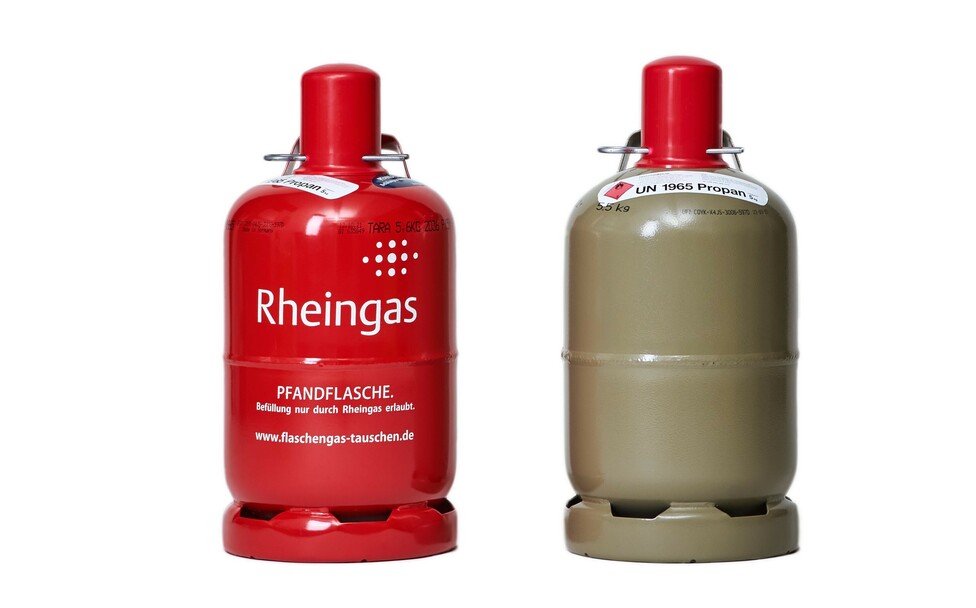 Rote Rheingas Gasflasche 3kg und graue Eigentumsflasche mit Propan gas gefüllt.