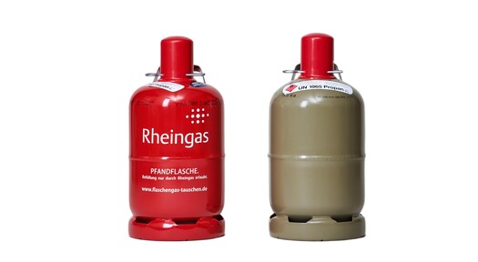 Rote Rheingas 5kg Gasflasche und graue Eigentumsflasche mit Propan Gas gefüllt.