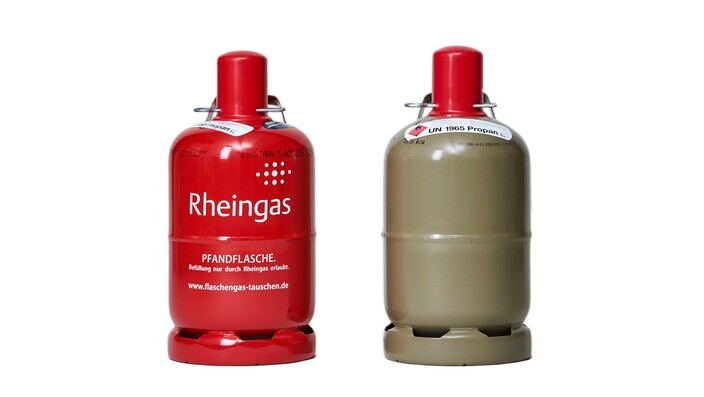 Rote Rheingas Gasflasche 3kg und graue Eigentumsflasche mit Propan gas gefüllt.