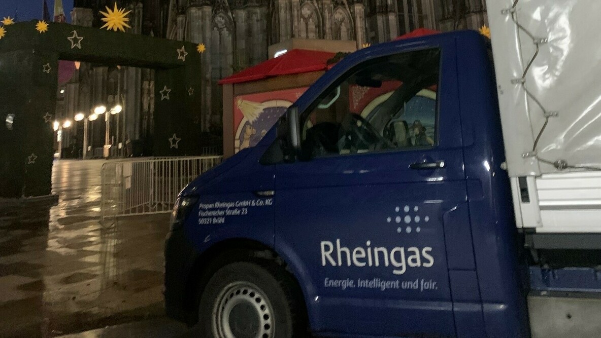 Ein Rheingas Fahrzeug vor dem Kölner Dom.