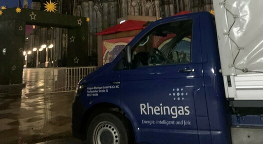 Ein Rheingas Fahrzeug vor dem Kölner Dom.