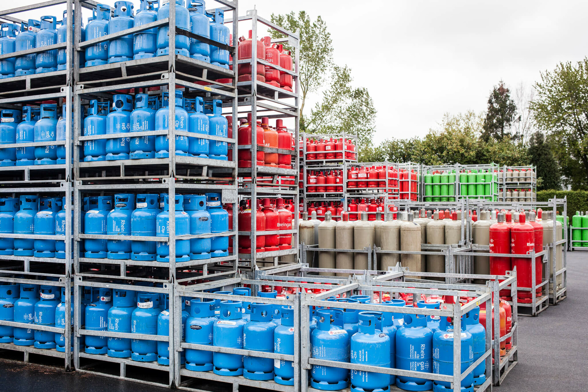 Blaue und rote Pfandflaschen von Rheingas, sowie 33 kg Eigentums- und Pfandflaschen im Gasflaschenlager in Wesel.