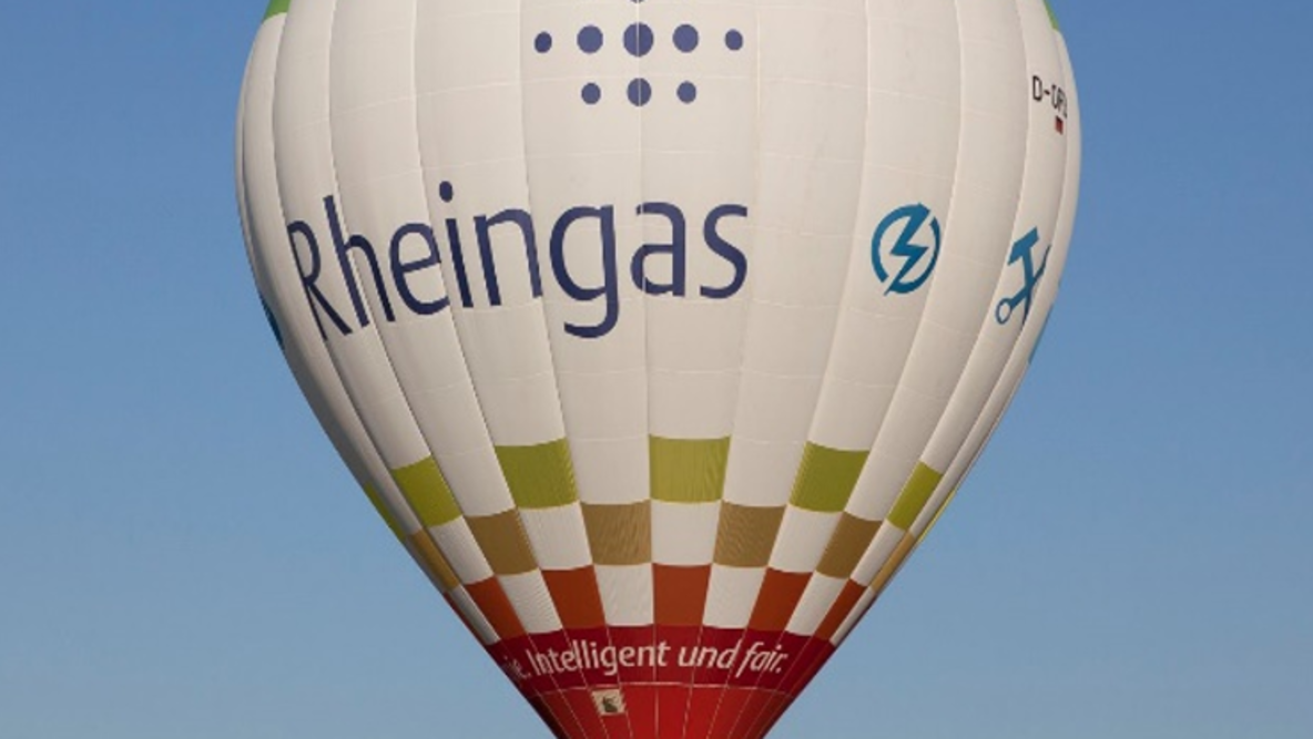 Der Rheingas Heißluftballon in der Luft.
