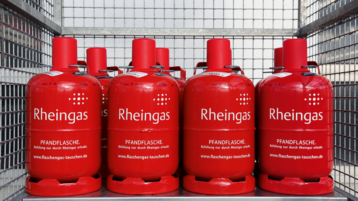 Gasflaschen-Container bestückt mit roten Gasflaschen von Rheingas.