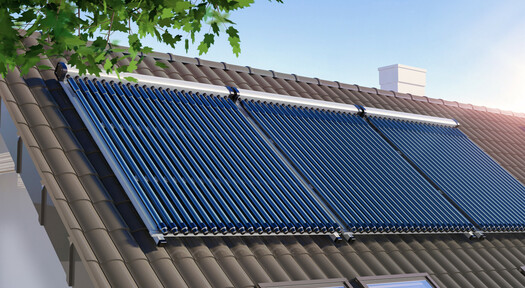 Solar-Kollektoren auf dem Dach für Solarthermie.