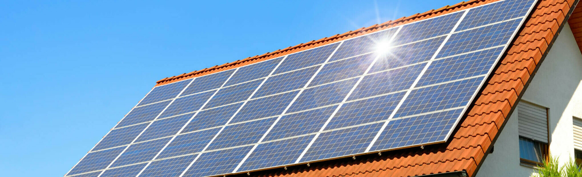 Photovoltaik-Anlage auf dem Dach eines Einfamilienhauses