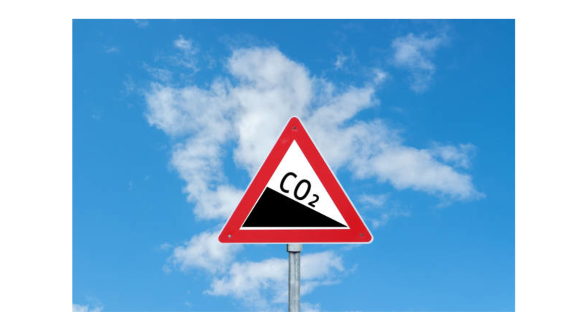 Ein Verkehrsschild, welches eine Senkung von CO2 zeigt.