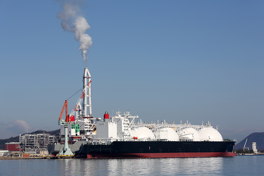 Flüssiggas-Transport per Schiff zu einem LPG-Terminal.