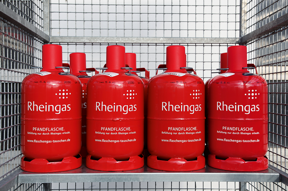 Gasflaschen-Container bestückt mit roten Gasflaschen von Rheingas.