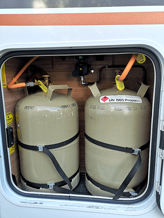 Zwei Gas-Eigentumsflaschen im Flaschenaufstellraum eines Wohnmobils.