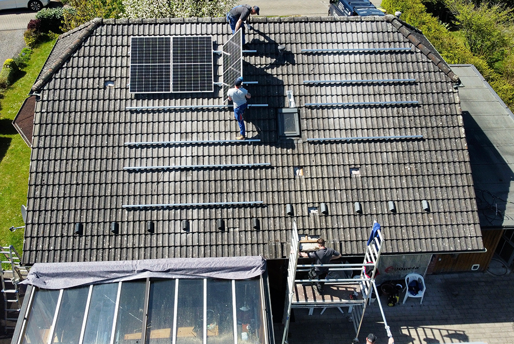 Photovoltaikanlage mit 8,91 kWp und 22 Solarmodulen auf einem freistehenden Einfamilienhaus eines Rheingas-Kunden.